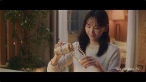 新垣結衣 ビールCM初出演で「日本のみなさん、おつかれ生です！」と乾杯！ハイテンションなアドリブ受けて弾けるような笑みも45