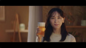 新垣結衣 ビールCM初出演で「日本のみなさん、おつかれ生です！」と乾杯！ハイテンションなアドリブ受けて弾けるような笑みも47