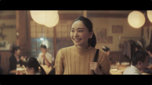 新垣結衣 ビールCM初出演で「日本のみなさん、おつかれ生です！」と乾杯！ハイテンションなアドリブ受けて弾けるような笑みも31