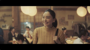 新垣結衣 ビールCM初出演で「日本のみなさん、おつかれ生です！」と乾杯！ハイテンションなアドリブ受けて弾けるような笑みも32