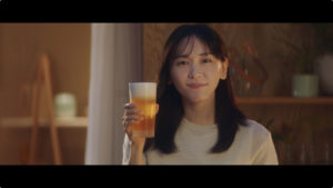新垣結衣 ビールCM初出演で「日本のみなさん、おつかれ生です！」と乾杯！ハイテンションなアドリブ受けて弾けるような笑みも36