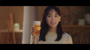 新垣結衣 ビールCM初出演で「日本のみなさん、おつかれ生です！」と乾杯！ハイテンションなアドリブ受けて弾けるような笑みも37