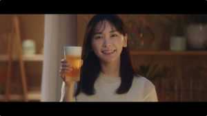 新垣結衣 ビールCM初出演で「日本のみなさん、おつかれ生です！」と乾杯！ハイテンションなアドリブ受けて弾けるような笑みも38