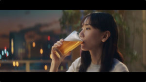 新垣結衣 ビールCM初出演で「日本のみなさん、おつかれ生です！」と乾杯！ハイテンションなアドリブ受けて弾けるような笑みも39