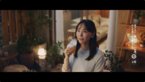 新垣結衣 ビールCM初出演で「日本のみなさん、おつかれ生です！」と乾杯！ハイテンションなアドリブ受けて弾けるような笑みも40