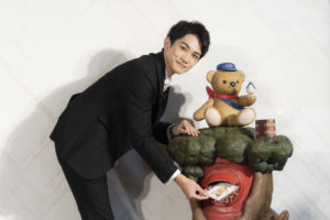 町田啓太「ぽすくまのおきにいり 2021～期間限定コラボカフェ～」イギリスイメージ衣装で登場！「ご縁があり、喜んでくれていると思います」というお相手とは？11