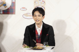 町田啓太「ぽすくまのおきにいり 2021～期間限定コラボカフェ～」イギリスイメージ衣装で登場！「ご縁があり、喜んでくれていると思います」というお相手とは？21