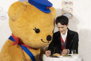 町田啓太「ぽすくまのおきにいり 2021～期間限定コラボカフェ～」イギリスイメージ衣装で登場！「ご縁があり、喜んでくれていると思います」というお相手とは？24