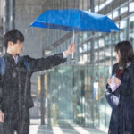 松田元太＆福本莉子 学ラン＆セーラー服姿の映画「君が落とした青空」写真解禁！天気雨が降っていたある日の午後、建物の軒下に駆け込み出逢う