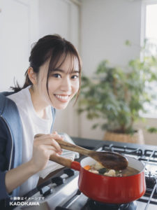 伊達さゆり初のカレンダー発売発表！ラフなTシャツ姿やキッチンでの料理シーンなども4