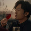 稲垣吾郎 新発売ノンアルコールワインテイスト飲料「ノンアルでワインの休日」新TVCMに登場！「好きな音楽をかけながら料理を作っているときは、とっても特別な時間」