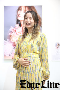 鈴木亜美 第3子妊娠発表後初公の場で「ぴったりですね。『BE TOGETHER』が（笑）」！初写真展開催で「1番はファンの方に」4