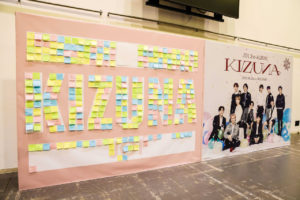 JO1「KIZUNA」リリースイベント開催でメンバー間でハグな一幕！豆原一成へサプライズバースデー敢行でケーキを食べてニコリな瞬間も【イベントレポ】2