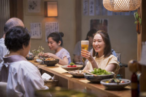 新垣結衣 YouTuber風“居酒屋探訪”！アサヒ生ビールCMシリーズ第6弾で都内の飲食店街をロケ地に展開！「やっぱり夏は外で飲みたい」【インタ主なやりとりあり】19