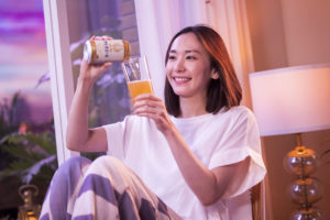 新垣結衣 YouTuber風“居酒屋探訪”！アサヒ生ビールCMシリーズ第6弾で都内の飲食店街をロケ地に展開！「やっぱり夏は外で飲みたい」【インタ主なやりとりあり】21