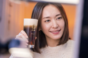 新垣結衣 YouTuber風“居酒屋探訪”！アサヒ生ビールCMシリーズ第6弾で都内の飲食店街をロケ地に展開！「やっぱり夏は外で飲みたい」【インタ主なやりとりあり】23