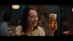 新垣結衣 YouTuber風“居酒屋探訪”！アサヒ生ビールCMシリーズ第6弾で都内の飲食店街をロケ地に展開！「やっぱり夏は外で飲みたい」【インタ主なやりとりあり】3