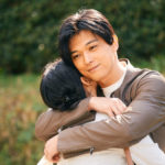 吉沢亮穏やか笑顔で抱きしめや嬉しげ表情！「ファミリア」場面写解禁