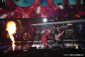 「超次元音楽祭」DAY1で7組競演！バナナマンと爆笑トークも11