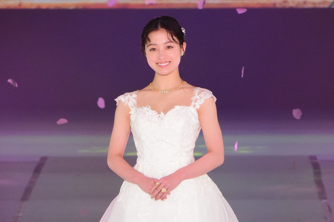 橋本環奈ガルアワで純白ウェディングドレス姿でランウェイ