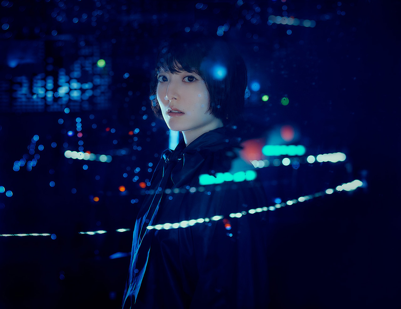 花澤香菜 新曲「灰色」最新アー写公開！暗がりの雨の街に佇む2