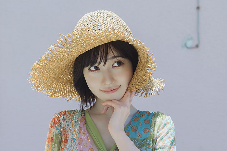礒部花凜 1st写真集新規カット公開！麦わら帽子＆パッチワーク柄のワンピ姿