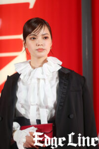 “てち”平手友梨奈カルティエイベ登場！赤のバッグが印象的なものに10