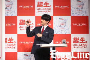 吉沢亮 イベント中に後ろを向いて確認したことに苦笑い！「完璧」な飲み方とは？14