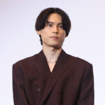 松村北斗「キリエのうた」“最後の”猫背シーン実演や混乱演技褒められる