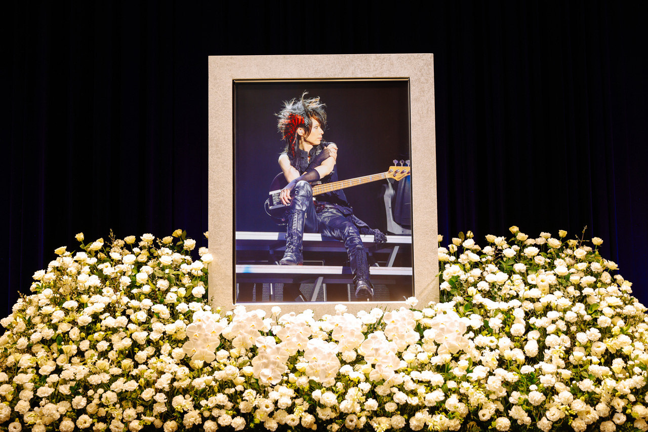 X JAPAN・HEATHさんお別れ会……YOSHIKI 10秒ほど黙祷から涙の弔辞で想いあふれる7