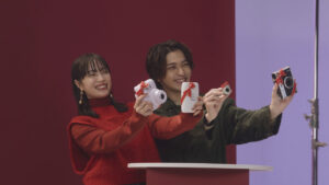 横浜流星＆広瀬すずINSTAX新TVCM！ノリノリでクリスマスソングも1