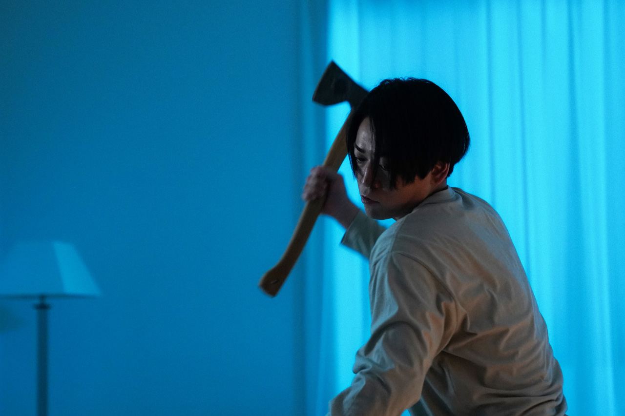 亀梨和也主演「怪物の木こり」新場面写公開！斧持ち姿や狂気の先には一体1