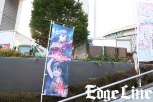 東京ドーム周辺に「異次元フェス アイドルマスター☆♥ラブライブ！歌合戦」のぼり20