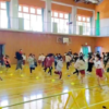 草津市立南笠東小学校への鉄棒寄贈と学年合同体育遊び授業の実施