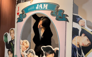 「JO1 Exhibition”JO1 in Wonderland!”」メンバーたちが体験！大爆笑あふれる10
