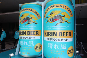 目黒蓮 巨大ビール缶「晴れ風」バージョンお披露目！シャツロールアップビジュアル2