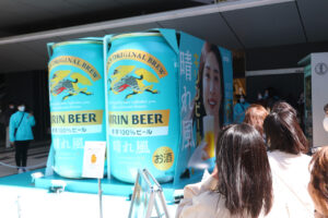 目黒蓮 巨大ビール缶「晴れ風」バージョンお披露目！シャツロールアップビジュアル9