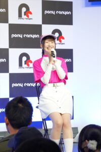 高木美佑、天海由梨奈、後藤彩佐 アニメ「空色ユーティリティ」衣装でAJステージ3