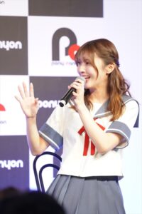 菱川花菜、市ノ瀬加那、岩田陽葵、天麻ゆうき制服姿で「Turkey!」AJステージ4