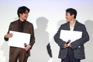 川西拓実 栁俊太郎と会心のグータッチや褒められて体くねらす！“骨折”に興味！？4