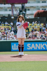 秋元真夏 おみ足眩しいショートパンツ姿で楽天VSロッテ始球式に！投球後微笑む姿も8