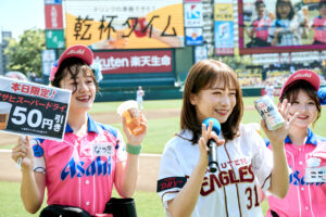 秋元真夏 おみ足眩しいショートパンツ姿で楽天VSロッテ始球式に！投球後微笑む姿も18