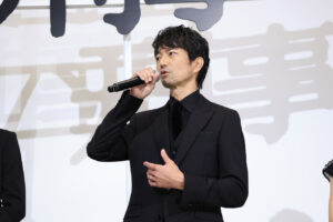 舘ひろし、柴田恭兵包容で大歓声「帰ってきた あぶない刑事」初日！想いあふれる11