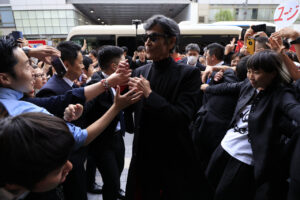 舘ひろし、柴田恭兵包容で大歓声「帰ってきた あぶない刑事」初日！想いあふれる17