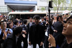 舘ひろし、柴田恭兵包容で大歓声「帰ってきた あぶない刑事」初日！想いあふれる18