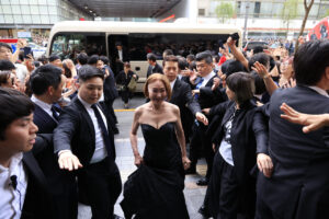 舘ひろし、柴田恭兵包容で大歓声「帰ってきた あぶない刑事」初日！想いあふれる19