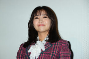 市原隼人、大原優乃ら「おいしい給食」初日！扉前で役になりきりお出迎え6