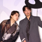堂本剛 綾野剛へさりげないフォローで笑み交わす！かかとをつけずにイベント進行？