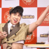 小島よしお「シャウ名店アワード2024授賞式」食レポ！衣装を“パージ”して変身