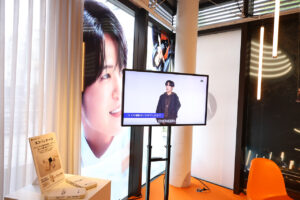 目黒蓮モトローラCM“穴場のカフェ”北青山で期間限定登場！新ビジュアルでラッピング3